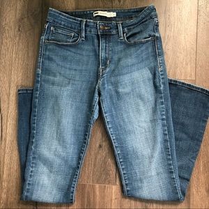 Levi’s blue denim mid-rise skinny jeans size 8